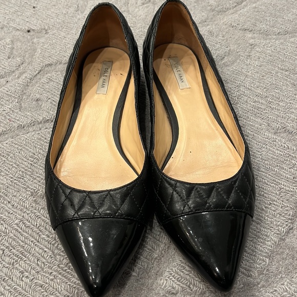Cole Haan black quilted flats with patent cap toe.  In good condition.  Sz 8.5 - Picture 2 of 8